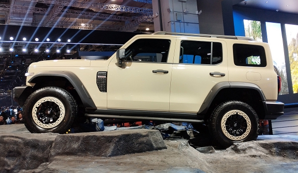 Tank 300 с двумя мостами и собственный двигатель V8