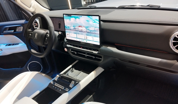 Tank 300 с двумя мостами и собственный двигатель V8