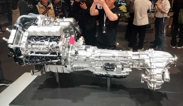 Tank 300 с двумя мостами и собственный двигатель V8