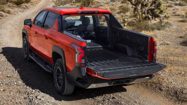 Пикап Chevrolet Silverado EV: внедорожная версия Trail Boss и другие обновки