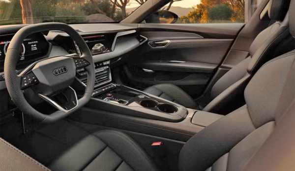 Обновленный седан Audi e-tron GT: базовая версия