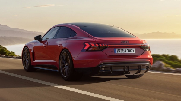 Обновленный седан Audi e-tron GT: базовая версия