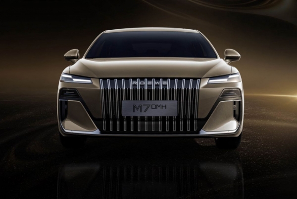 Гибридный седан Roewe M7 показал новый фирменный стиль Гибридный седан Roewe M7 показал новый фирменный стиль