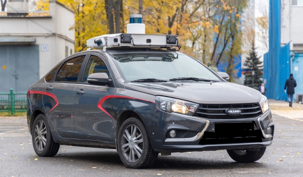 НАМИ показал беспилотный кроссовер Аурус Комендант