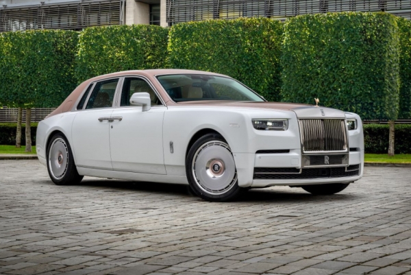 Rolls-Royce Phantom Dentelle примерил кружевной интерьер
