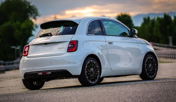 Новый Fiat 500 примерил ДВС вместо электромотора Новый Fiat 500 примерил ДВС вместо электромотора