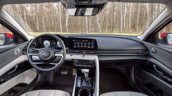 Выбираем из седана Hyundai Elantra и лифтбека Skoda Octavia