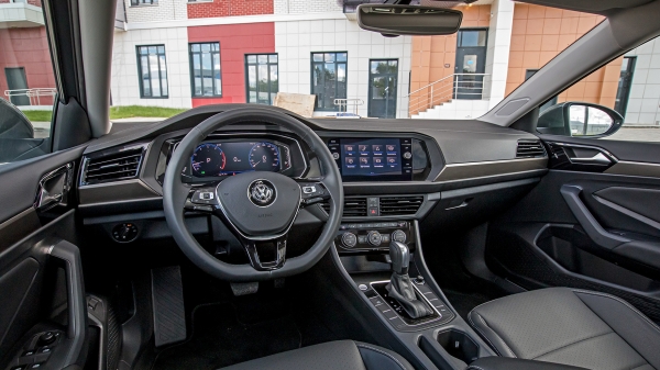 Пижоним на седане Volkswagen Jetta перед Kia Cerato Пижоним на седане Volkswagen Jetta перед Kia Cerato