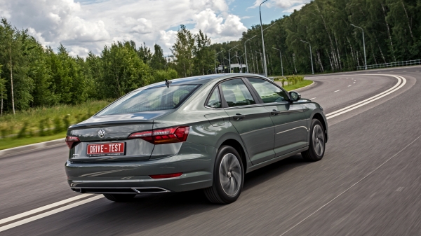 Пижоним на седане Volkswagen Jetta перед Kia Cerato Пижоним на седане Volkswagen Jetta перед Kia Cerato