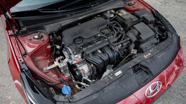 Выбираем из седана Hyundai Elantra и лифтбека Skoda Octavia