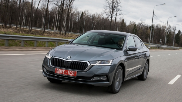 Выбираем из седана Hyundai Elantra и лифтбека Skoda Octavia