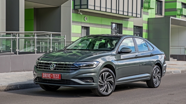 Пижоним на седане Volkswagen Jetta перед Kia Cerato Пижоним на седане Volkswagen Jetta перед Kia Cerato