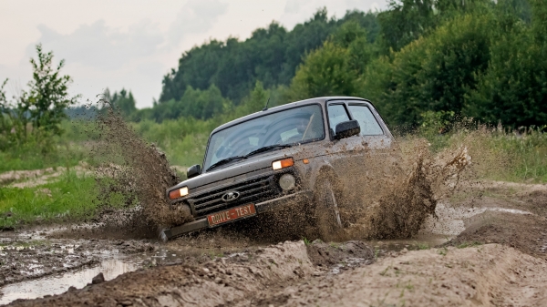 Ныряем в&nbsp;прошлое с&nbsp;проходимцами Lada 4x4 и&nbsp;УАЗ Хантер