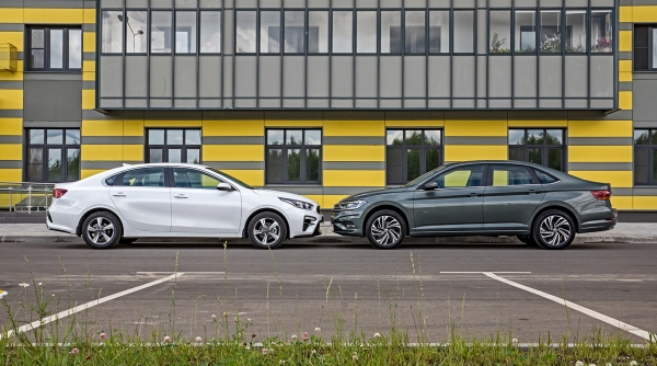 Пижоним на седане Volkswagen Jetta перед Kia Cerato Пижоним на седане Volkswagen Jetta перед Kia Cerato