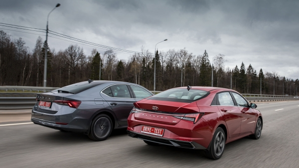 Выбираем из седана Hyundai Elantra и лифтбека Skoda Octavia