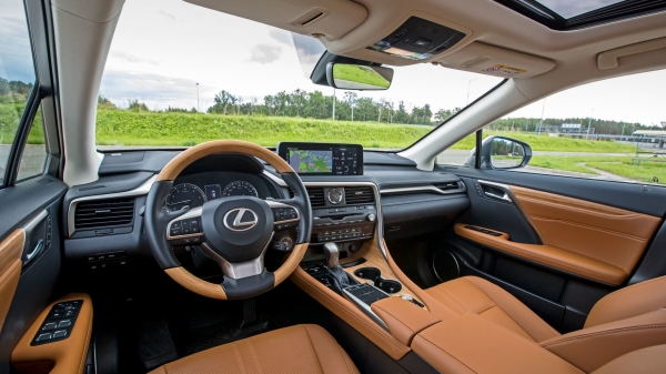 Сличаем семиместность гигантов Lexus RX 350L и Volvo XC90 Сличаем семиместность гигантов Lexus RX 350L и Volvo XC90