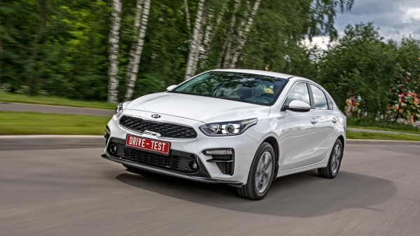 Пижоним на седане Volkswagen Jetta перед Kia Cerato Пижоним на седане Volkswagen Jetta перед Kia Cerato