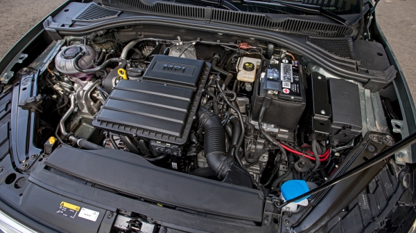 Пижоним на седане Volkswagen Jetta перед Kia Cerato Пижоним на седане Volkswagen Jetta перед Kia Cerato