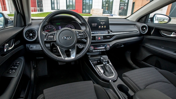 Пижоним на седане Volkswagen Jetta перед Kia Cerato Пижоним на седане Volkswagen Jetta перед Kia Cerato