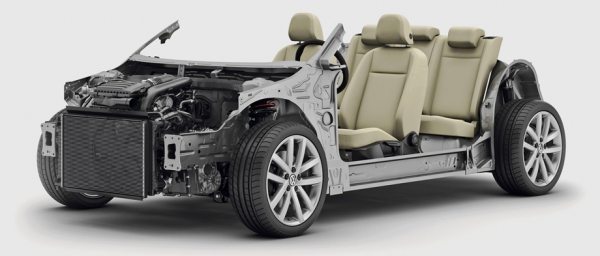 Пижоним на седане Volkswagen Jetta перед Kia Cerato Пижоним на седане Volkswagen Jetta перед Kia Cerato