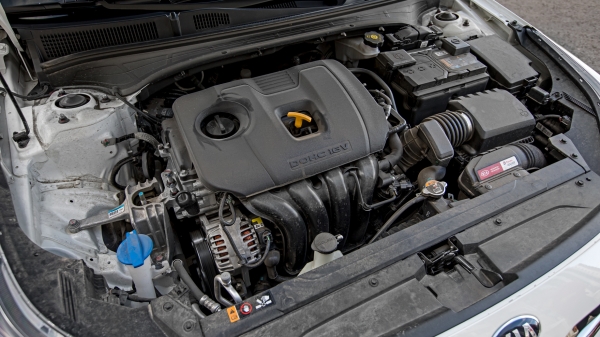 Пижоним на седане Volkswagen Jetta перед Kia Cerato Пижоним на седане Volkswagen Jetta перед Kia Cerato