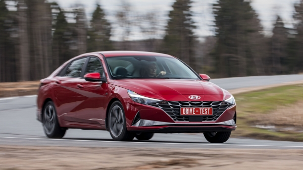 Выбираем из седана Hyundai Elantra и лифтбека Skoda Octavia