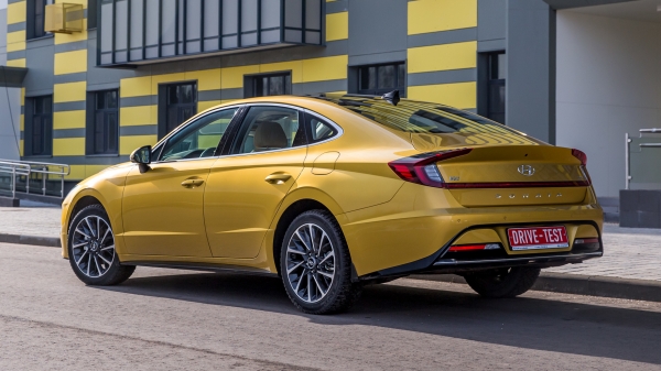 Сравниваем седаны Hyundai Sonata и Toyota Camry с моторами 2.5 Сравниваем седаны Hyundai Sonata и Toyota Camry с моторами 2.5