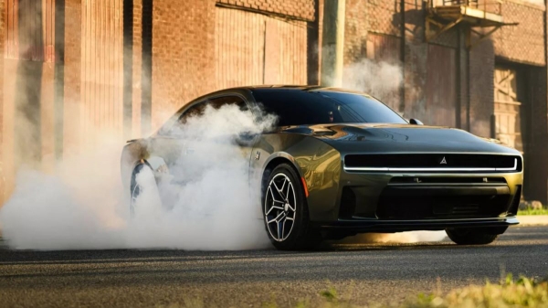 Новый Dodge Charger: долгожданная бензиновая версия Новый Dodge Charger: долгожданная бензиновая версия