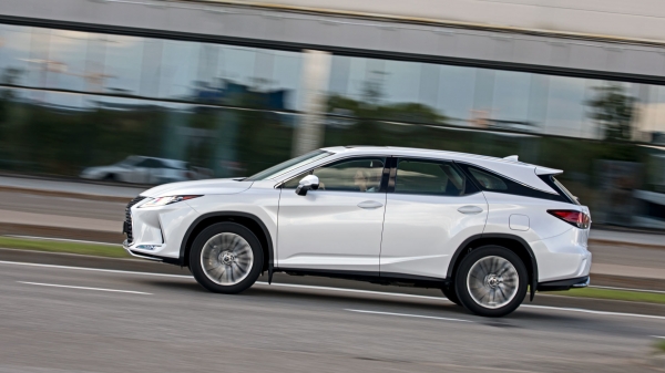 Сличаем семиместность гигантов Lexus RX 350L и Volvo XC90 Сличаем семиместность гигантов Lexus RX 350L и Volvo XC90