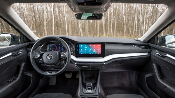 Выбираем из седана Hyundai Elantra и лифтбека Skoda Octavia