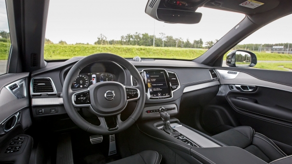 Сличаем семиместность гигантов Lexus RX 350L и Volvo XC90 Сличаем семиместность гигантов Lexus RX 350L и Volvo XC90