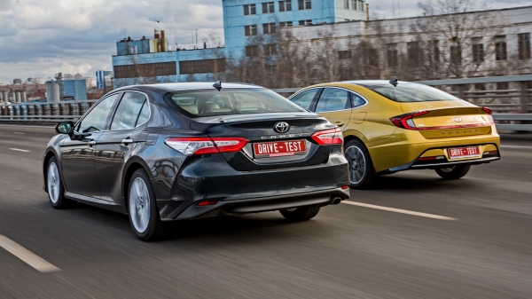 Сравниваем седаны Hyundai Sonata и Toyota Camry с моторами 2.5 Сравниваем седаны Hyundai Sonata и Toyota Camry с моторами 2.5