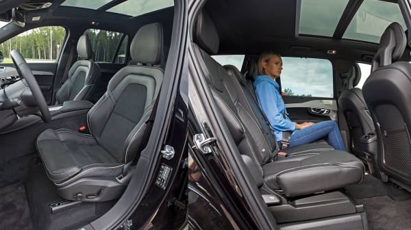 Сличаем семиместность гигантов Lexus RX 350L и Volvo XC90 Сличаем семиместность гигантов Lexus RX 350L и Volvo XC90