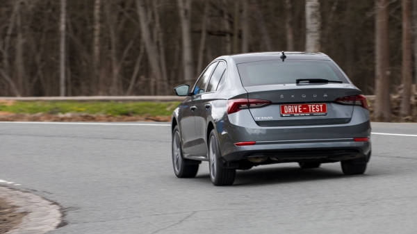 Выбираем из седана Hyundai Elantra и лифтбека Skoda Octavia