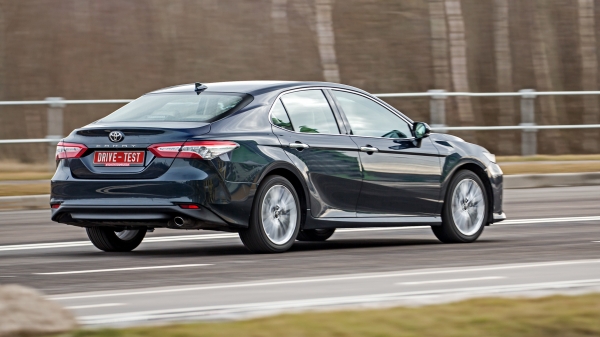 Сравниваем седаны Hyundai Sonata и Toyota Camry с моторами 2.5 Сравниваем седаны Hyundai Sonata и Toyota Camry с моторами 2.5