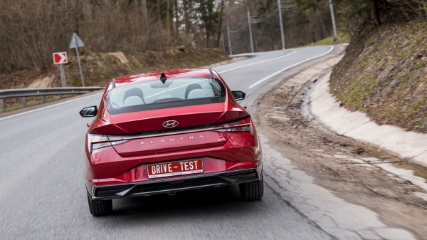 Выбираем из седана Hyundai Elantra и лифтбека Skoda Octavia