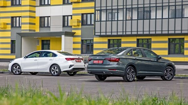 Пижоним на седане Volkswagen Jetta перед Kia Cerato Пижоним на седане Volkswagen Jetta перед Kia Cerato