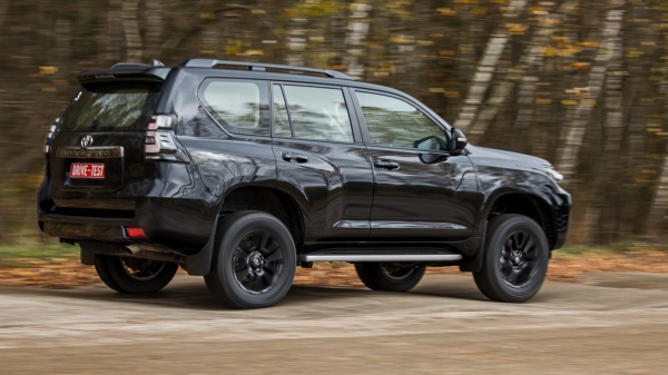 Обгоняем Pajero Sport на рамнике Toyota Land Cruiser Prado Обгоняем Pajero Sport на рамнике Toyota Land Cruiser Prado