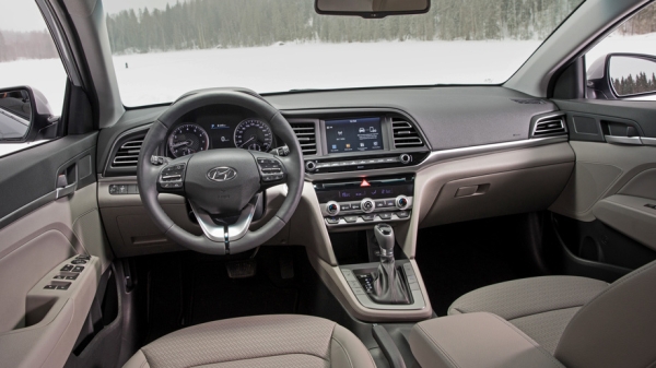 Заглядываем под новую маску знакомого седана Hyundai Elantra