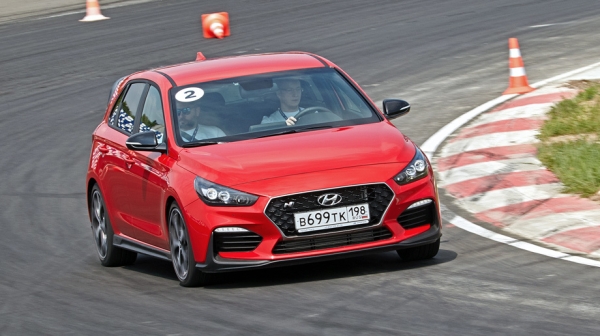 Атакуем поребрики Мячково парочкой хот-хэтчей Hyundai i30 N
