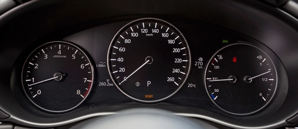 Подпрыгиваем на неровностях за рулём хэтчбека Mazda 3 Подпрыгиваем на неровностях за рулём хэтчбека Mazda 3