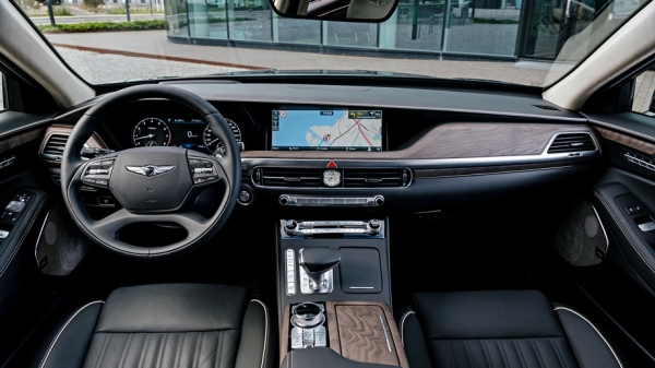 Фиксируем сугубо внешнюю смену имиджа седаном Genesis G90