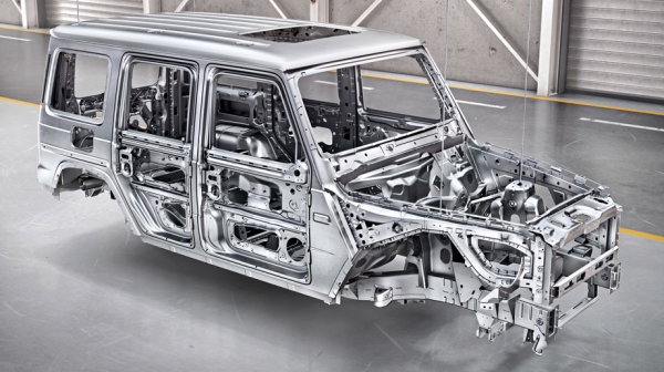 Сравниваем Mercedes-AMG G 63 и Range Rover Sport SVR Сравниваем Mercedes-AMG G 63 и Range Rover Sport SVR