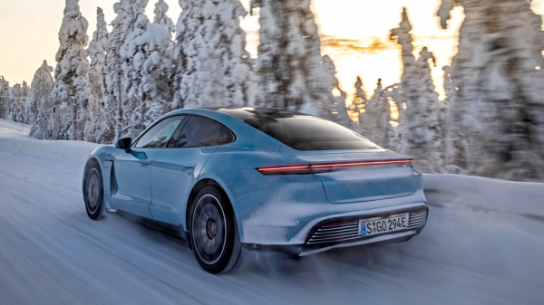 Ведём в&nbsp;заносе электрический седан Porsche Taycan&nbsp;4S