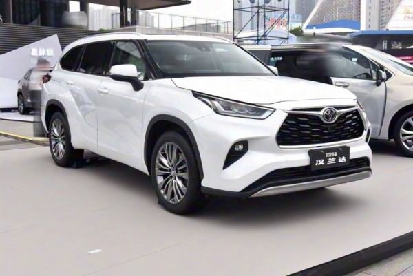 Кроссовер Toyota Highlander обрел новый интерьер