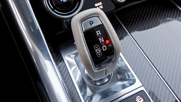 Сравниваем Mercedes-AMG G 63 и Range Rover Sport SVR Сравниваем Mercedes-AMG G 63 и Range Rover Sport SVR