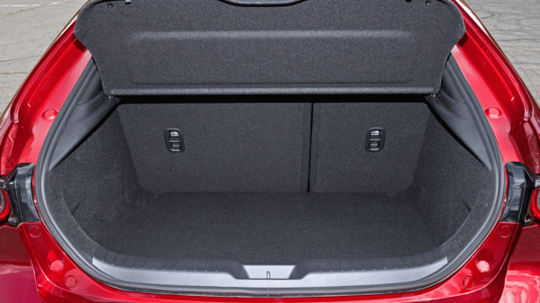 Подпрыгиваем на неровностях за рулём хэтчбека Mazda 3 Подпрыгиваем на неровностях за рулём хэтчбека Mazda 3