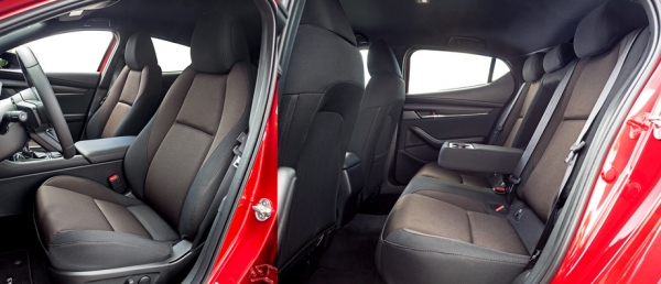 Подпрыгиваем на неровностях за рулём хэтчбека Mazda 3 Подпрыгиваем на неровностях за рулём хэтчбека Mazda 3