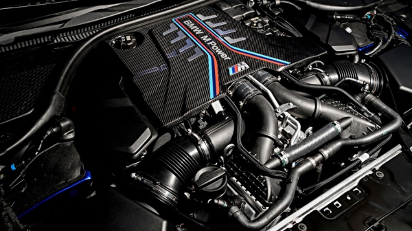 Разгоняем тормозами купе и&nbsp;кабриолет BMW M8 Competition