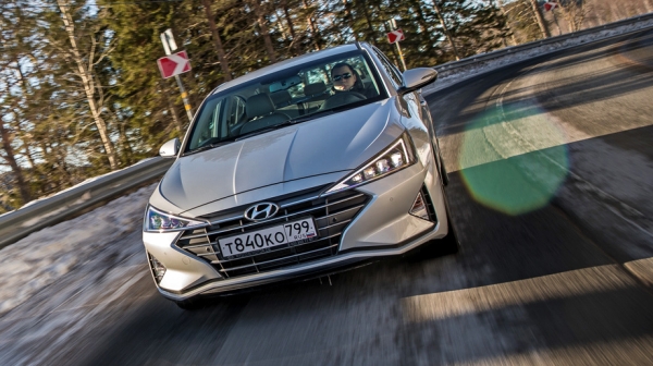Заглядываем под новую маску знакомого седана Hyundai Elantra